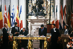 Acto de la firma del Tratado de adhesión de España a la Comunidad Económica Europea. Palacio Real de Madrid, 12 de junio de 1985.