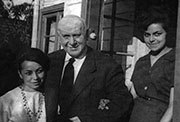 Fernando Santiván junto a sus hijas, Rufina y Regina, en Valdivia en 1963