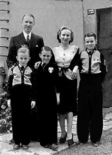 Leopoldo de Trazegnies Granda con sus padres y sus dos hermanos delante de su casa de Miraflores en 1948 (Fuente: Imagen cortesía de Leopoldo de Trazegnies Granda)