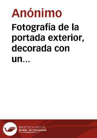 Fotografía de la portada exterior, decorada con un gran relieve, del Castillo de Loarre, antes de ser librada del pabellón que la ocultaba. | Biblioteca Virtual Miguel de Cervantes